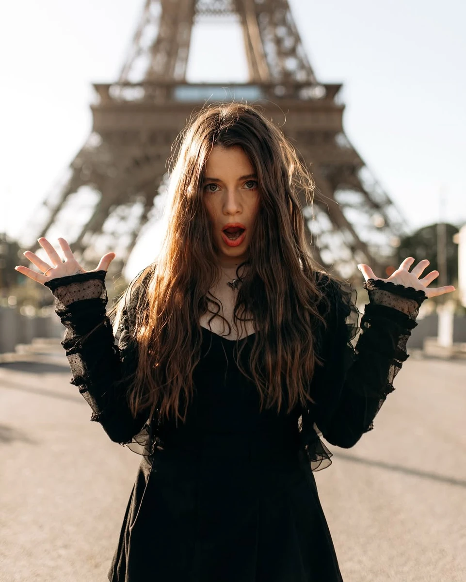 Христина Соловій грайливо попозувала біля Ейфелевої вежі