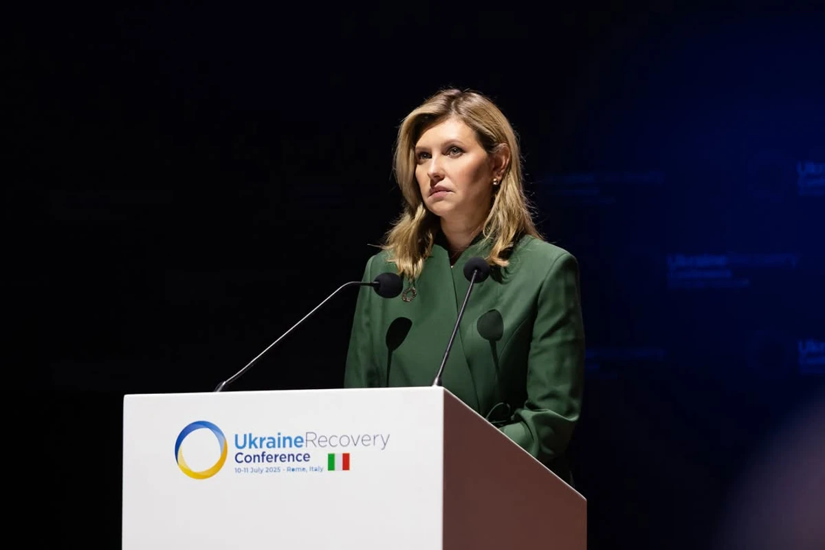 Олена Зеленська у мінімалістичному луці зачитала промову на конференції в Римі