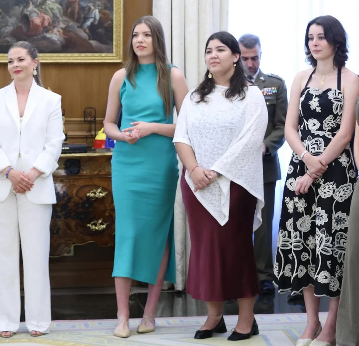 Принцеса Іспанії у яскравій силуетній сукні показалася на заході