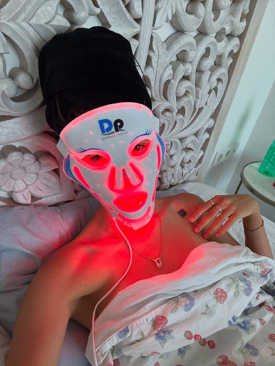 Кацуріна з маскою на обличчі