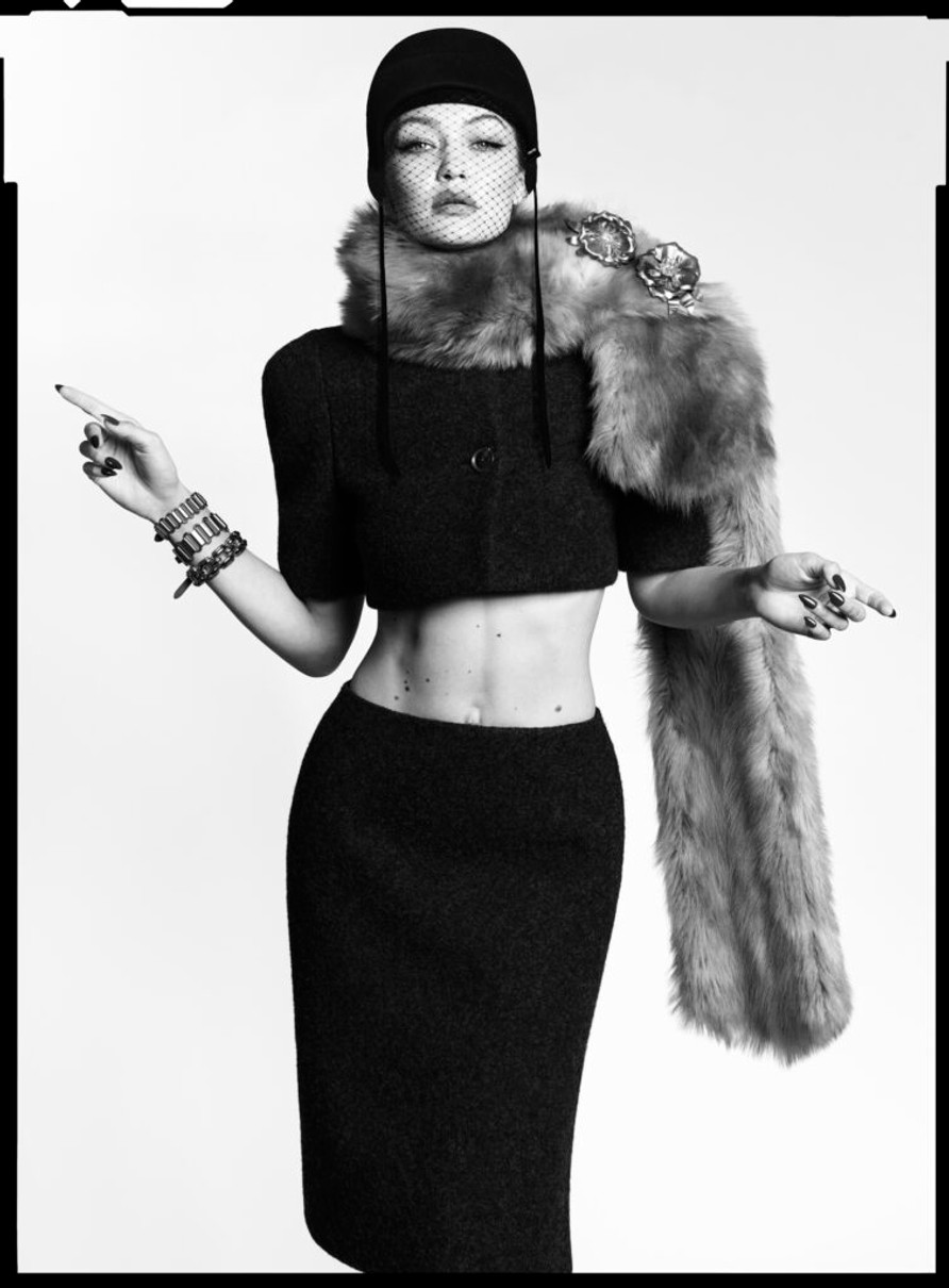 Джіджі Хадід показала струнку фігуру у топі та спідниці