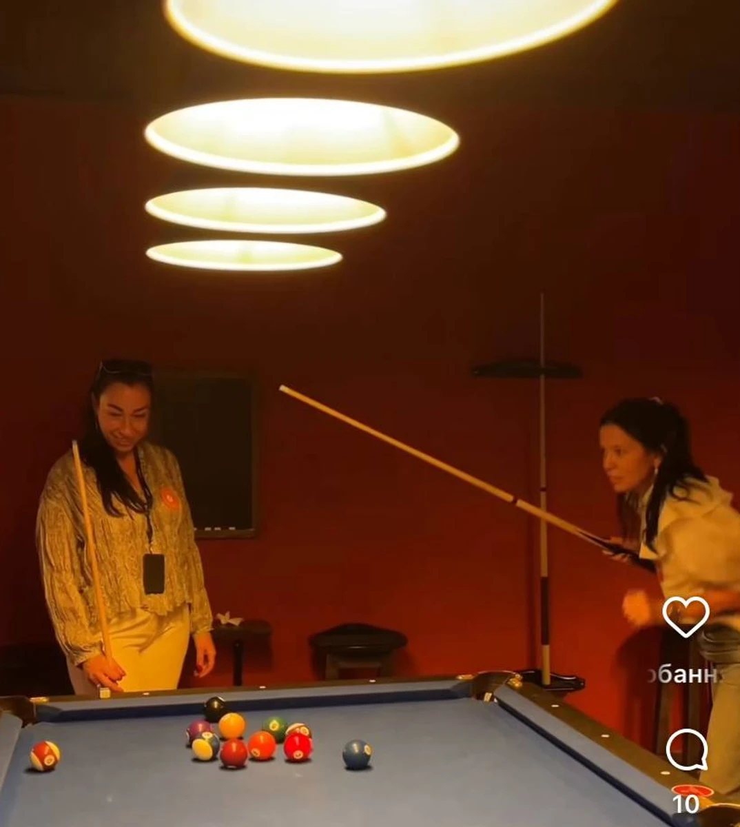 Ірина Горова показала себе біля більярдного столу