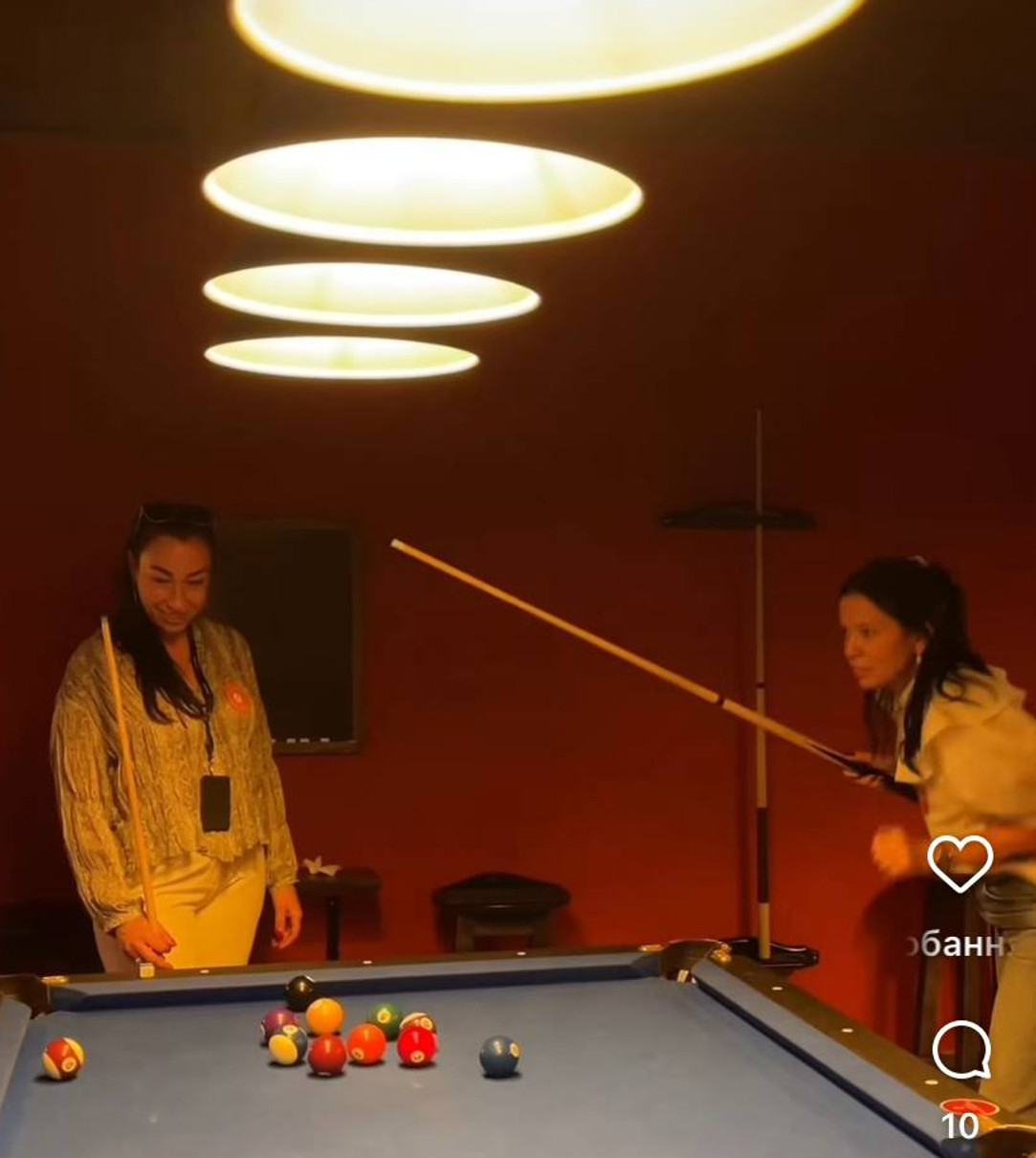 Ірина Горова показала себе біля більярдного столу