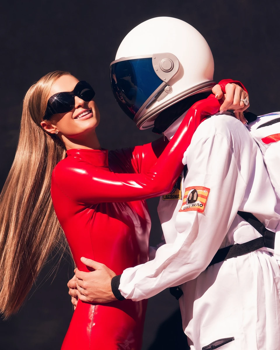 Періс Хілтон у костюмі на Геловін