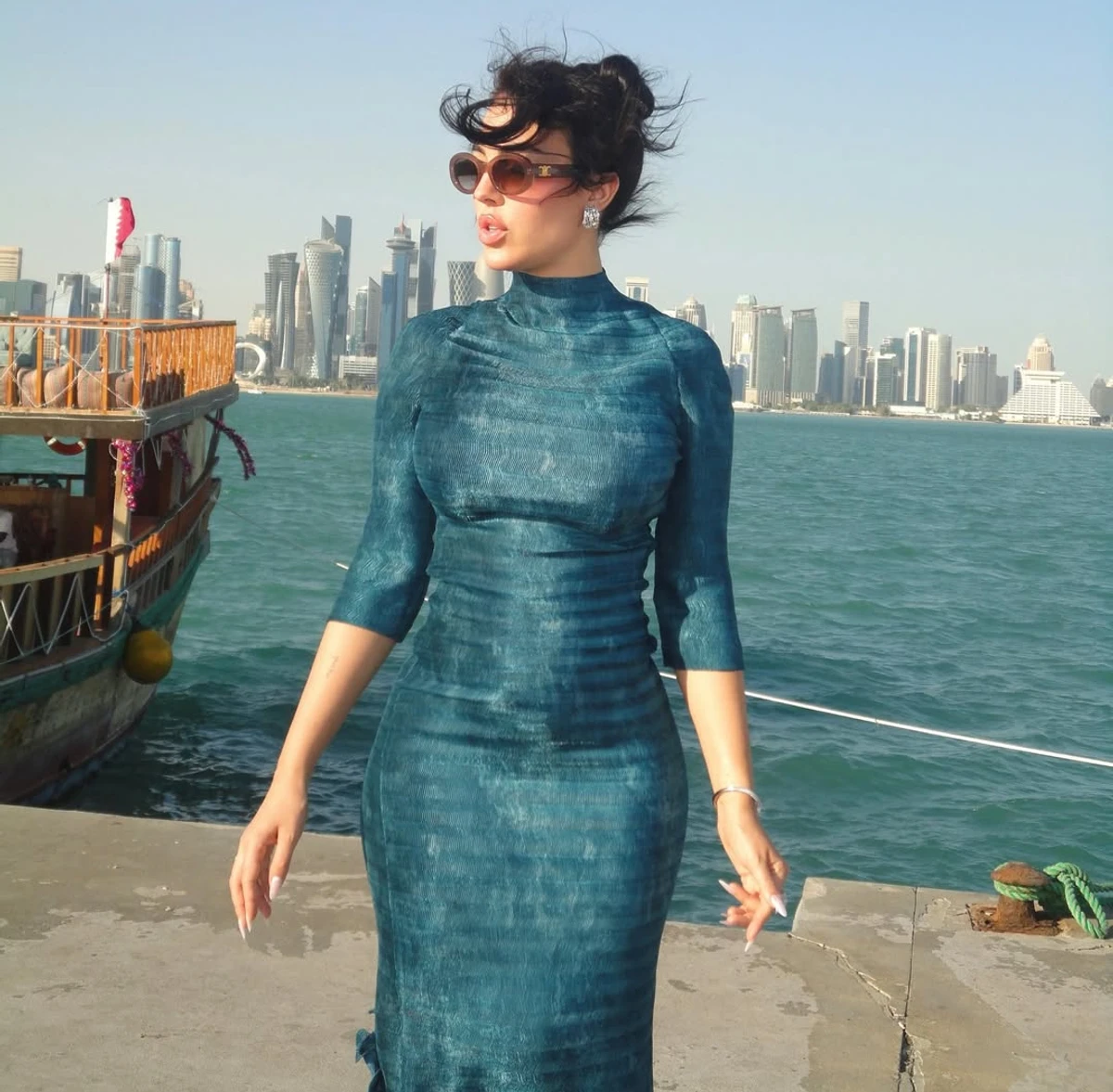 Наречена Роналду у бірюзовій сукні блиснула формами на фото