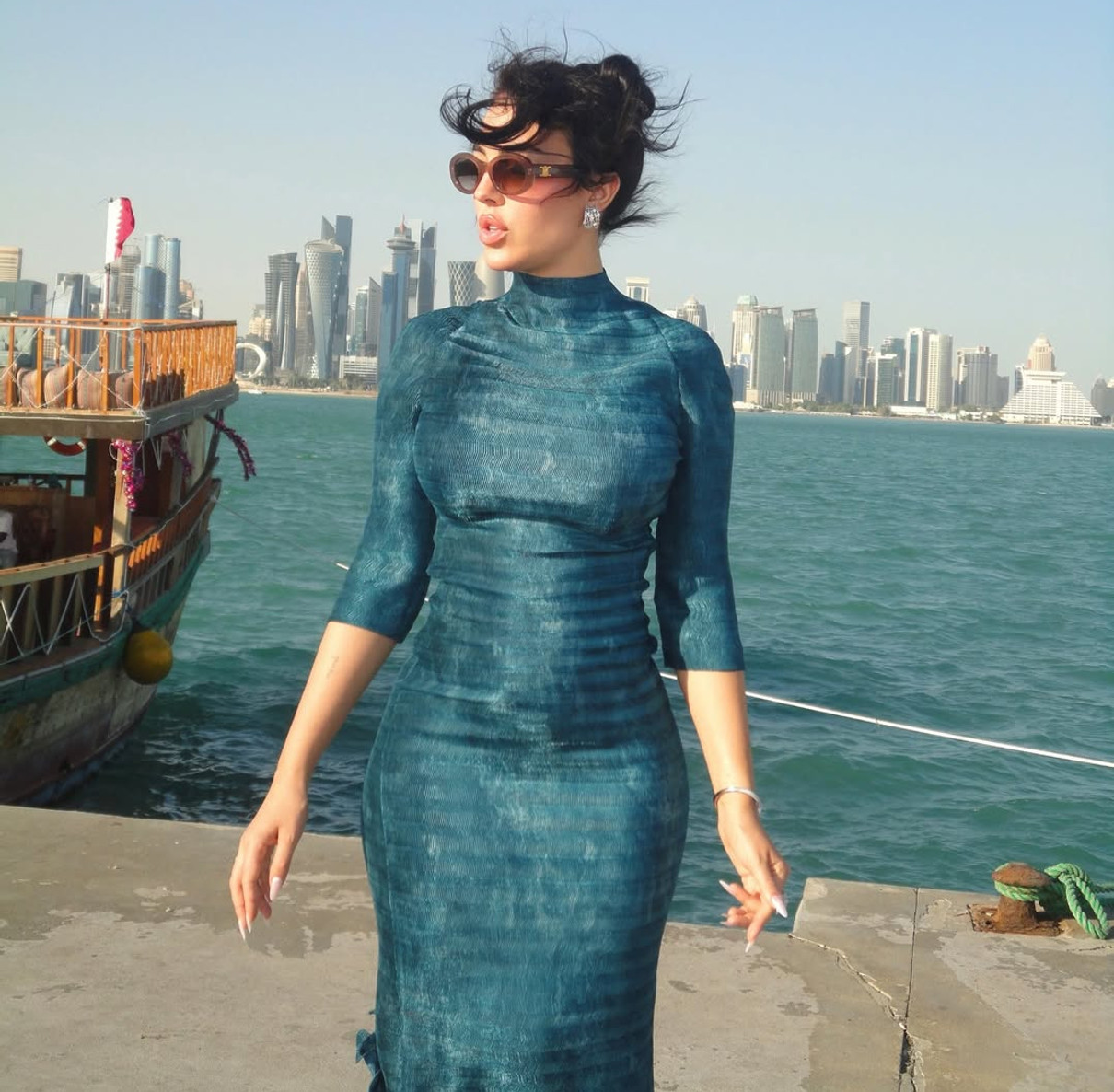 Наречена Роналду у бірюзовій сукні блиснула формами на фото