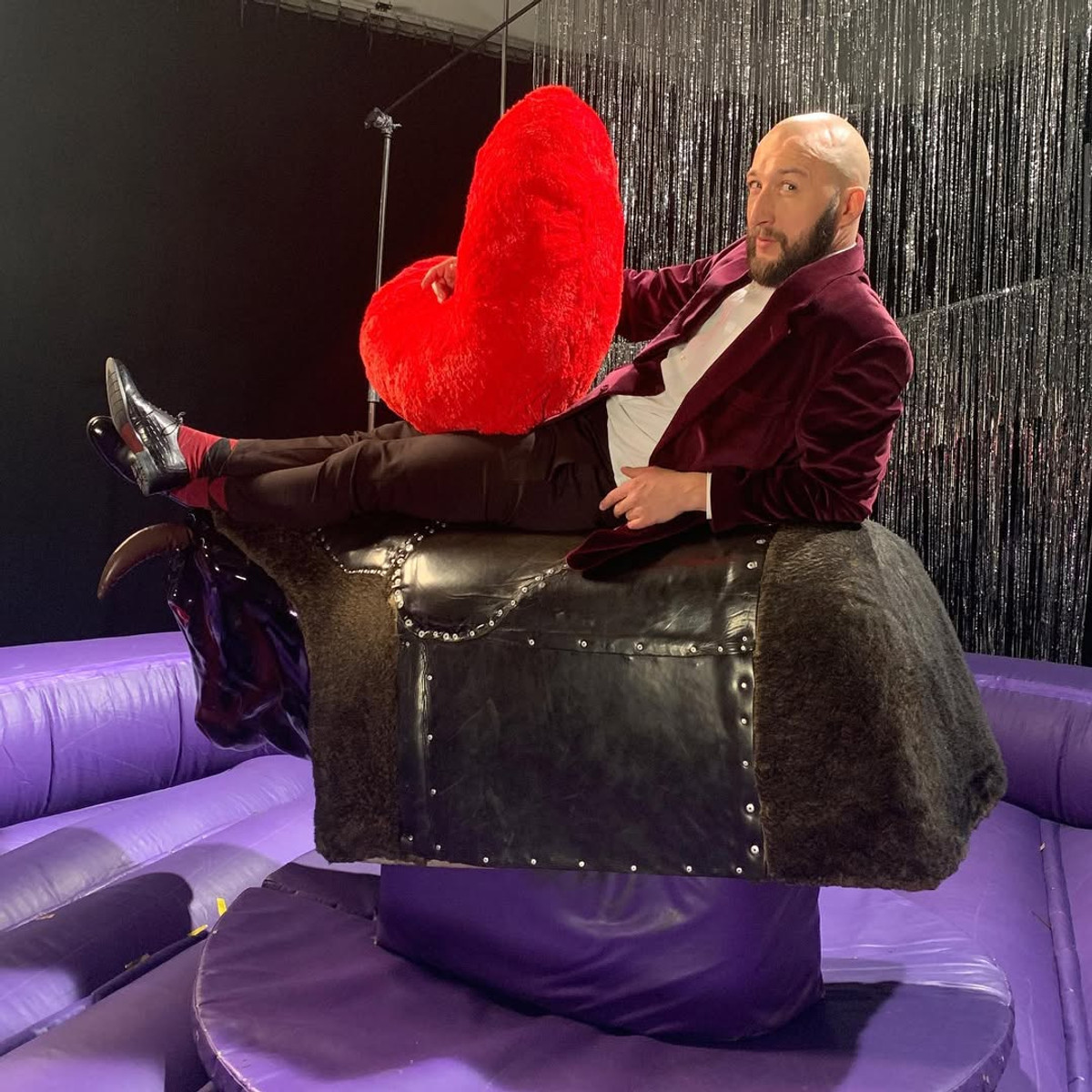 Володимир Кравчук позує на механічному бику