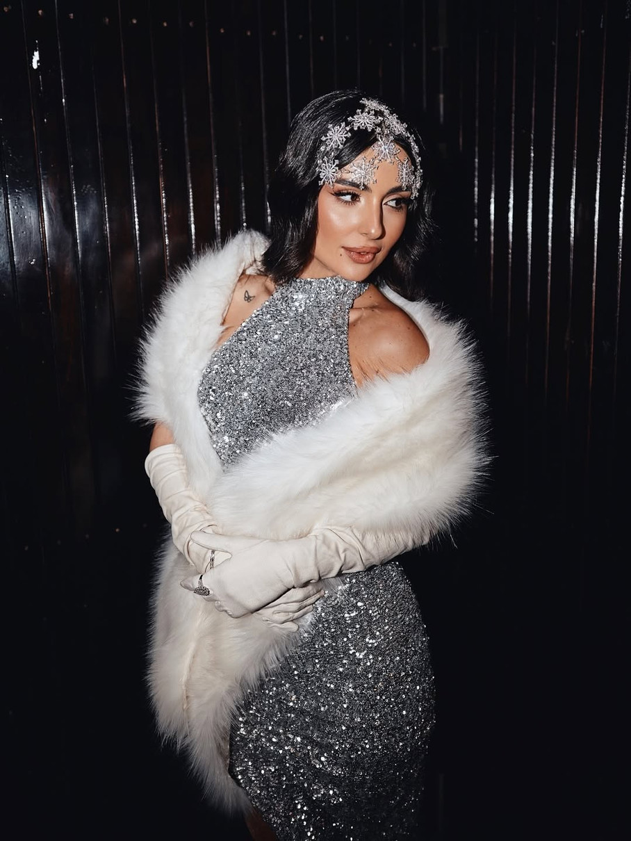 Анна Трінчер у срібній сукні та сніжниками у волоссі попозувала для фото