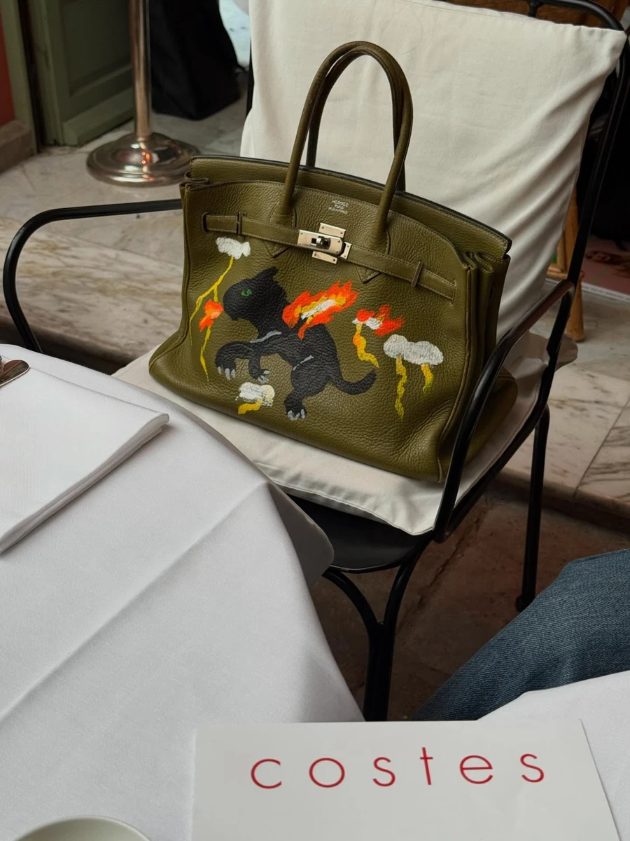 На сумці Birkin від Hermes - малюнок американського художника Роберта Нави, якого Софія тегнула на фото 