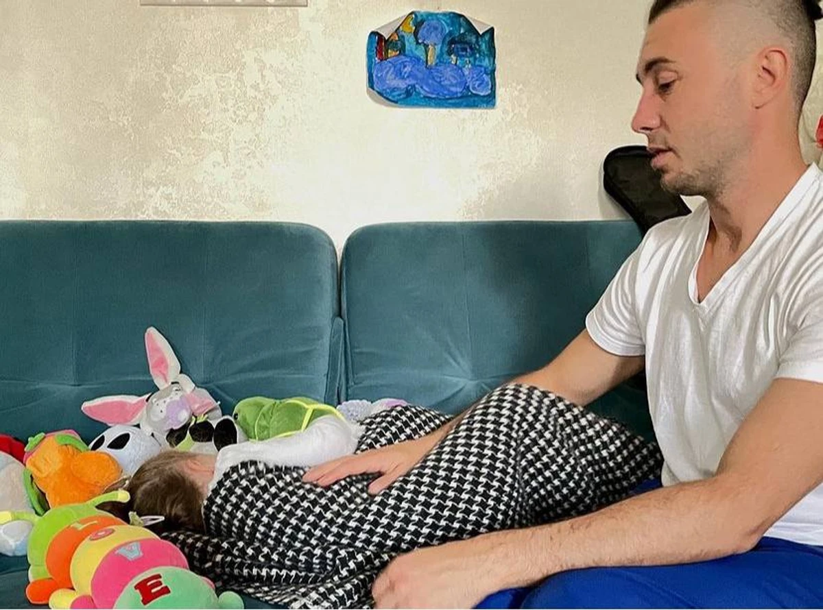 Тарас вкладає спати свою доньку Марійку