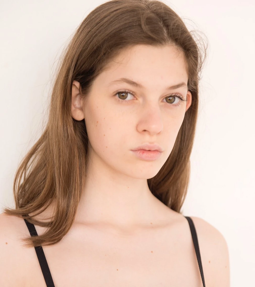 Модель мала довге волосся