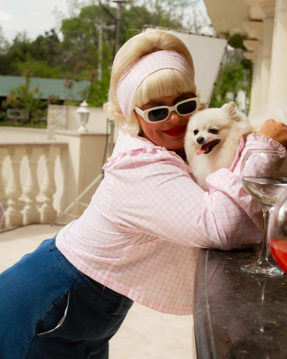 Ну а яка модна білявка без песика і келиха ігристого?