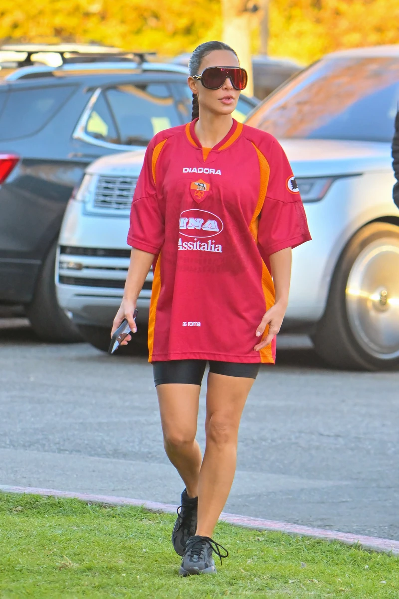 Кім Кардашян у футбольній сорочці