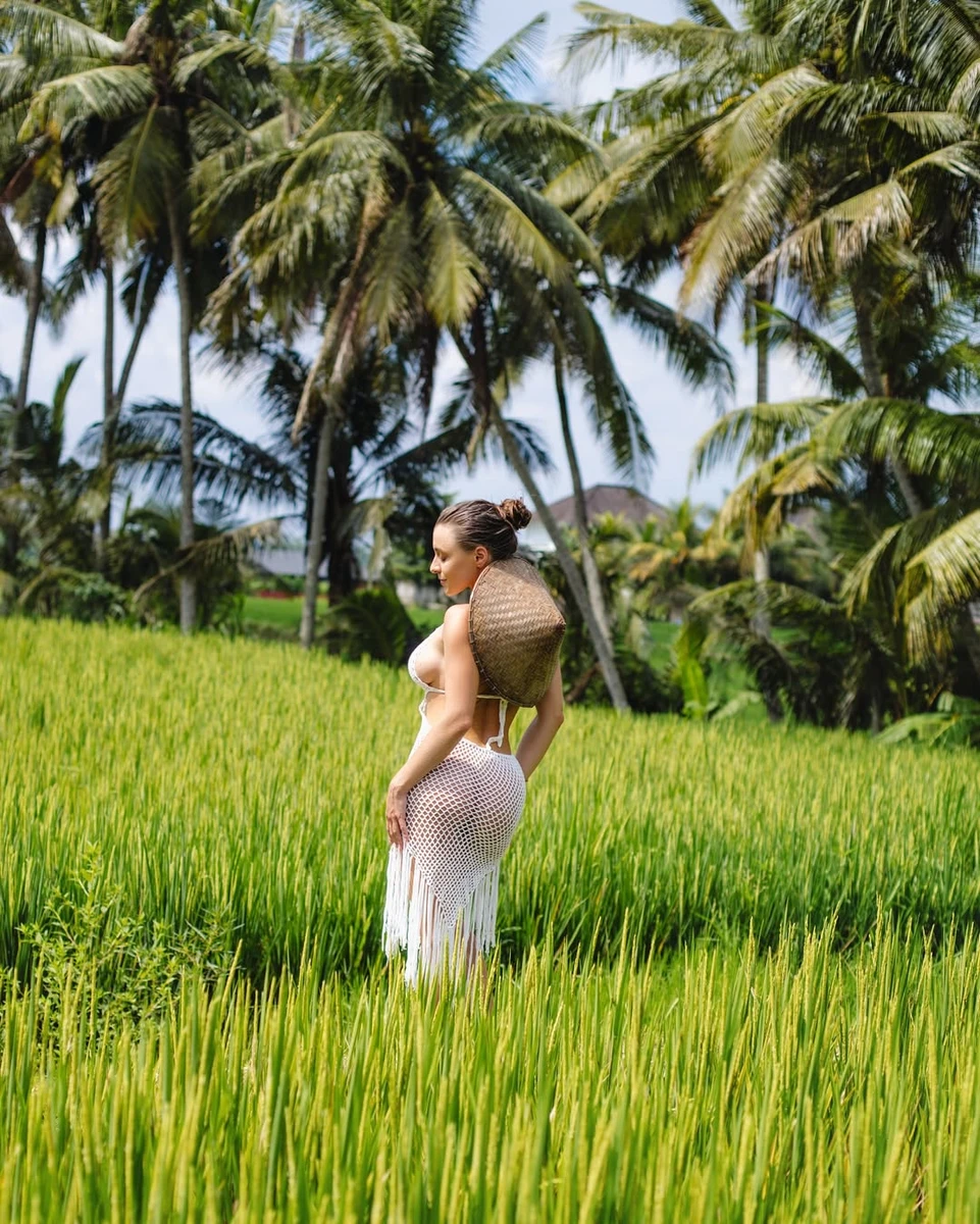 Джозефін демонструє звабливий образ у білій сукні