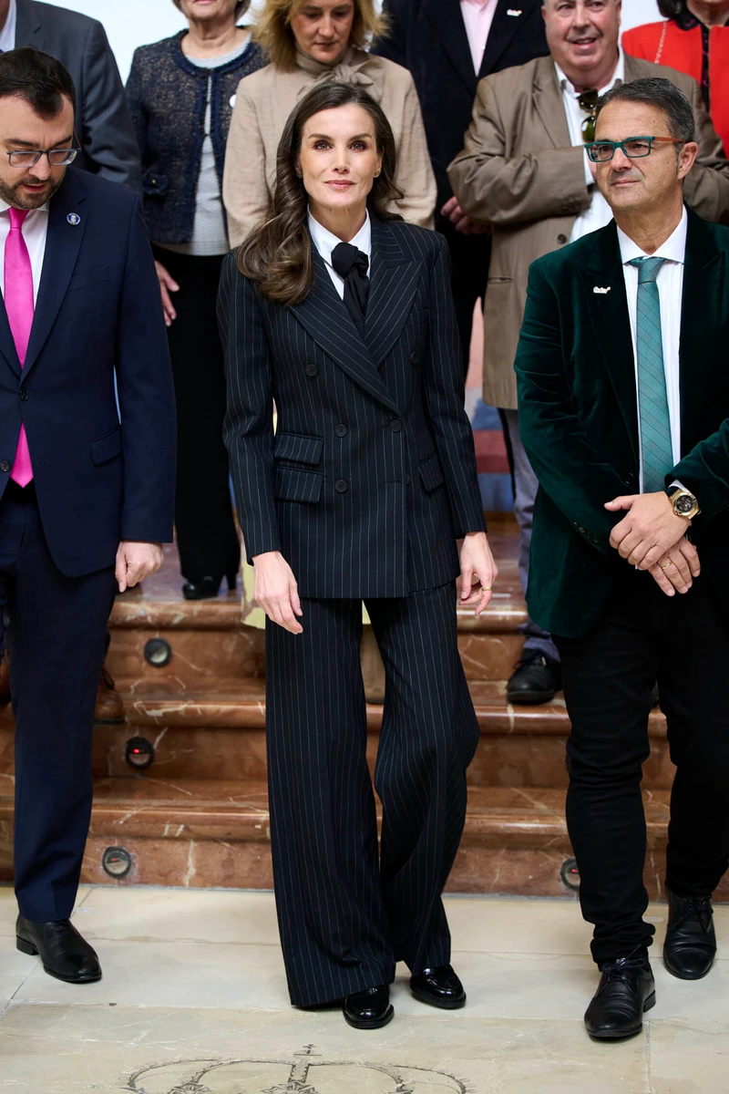 Іспанська королева Летісія у стильному чорному костюмі