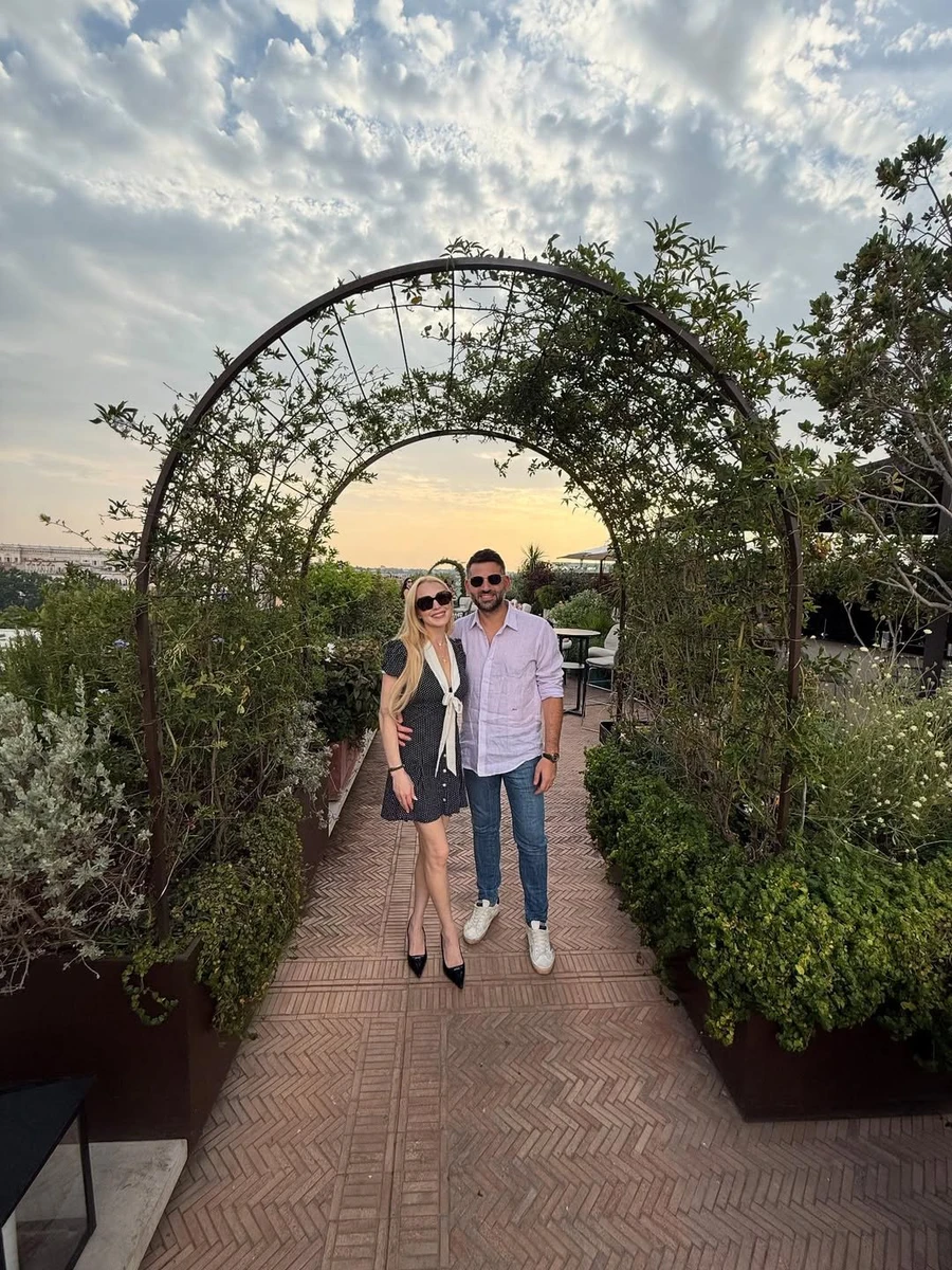 Ліндсей Лохан у мінісукні показалася в обіймах чоловіка