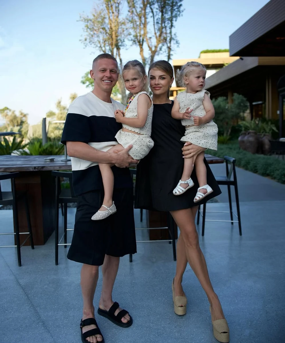 Олександр Зінченко з дружиною попозував з дочками на руках