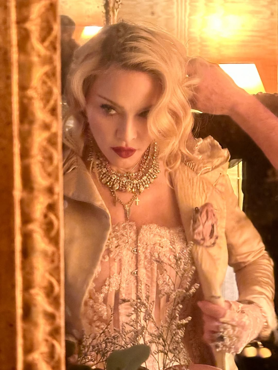 Мадонна у корсеті наробила ефектних фото в Італії