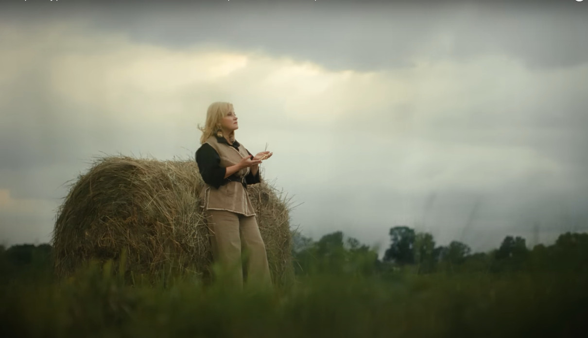 Марія Бурмака та Vlad Darwin оспівали минуле кохання у новому кліпі