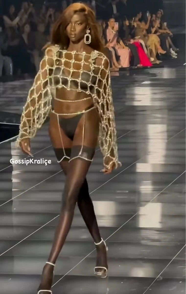 Анок Яй у стрінгах і ліфчіку на шоу Victoria's Secret