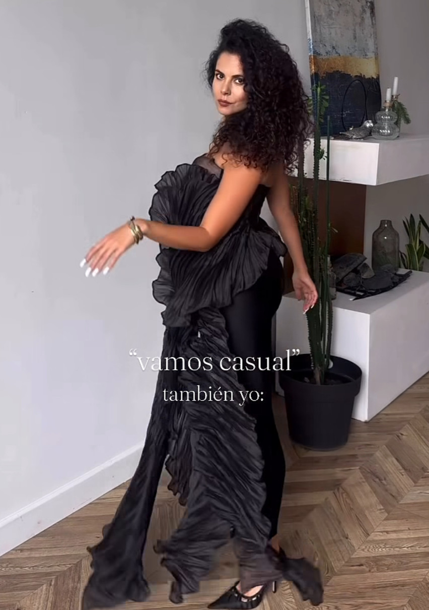 Настя Каменських у лосинах і топі з драпіруванням покрасувалася на відео