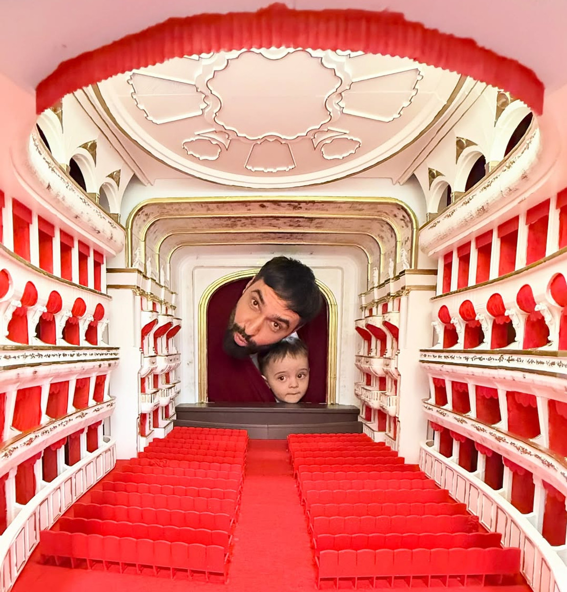 Віталій Козловський з сином попозували для кумедного фото на виставці