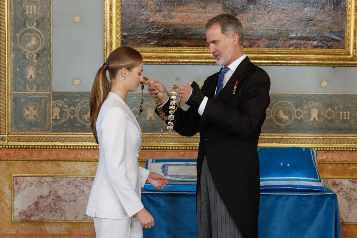 Феліпе VI вручає принцесі Королівський орден Іспанії Карлоса ІІІ - найвищу нагороду країни, яку може отримати цивільна особа