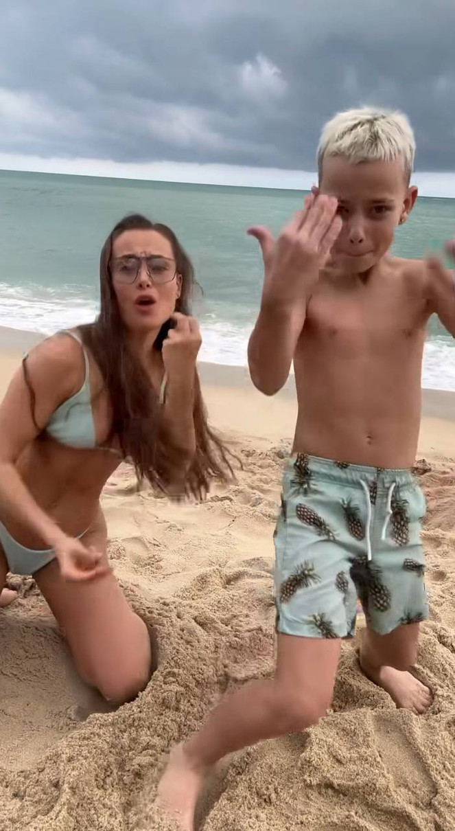Актриса розважається з сином на пляжі