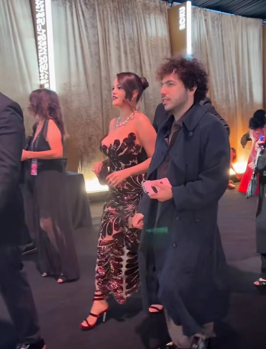 На парадному хіднику пара вирішила поки не позувати фотографам 