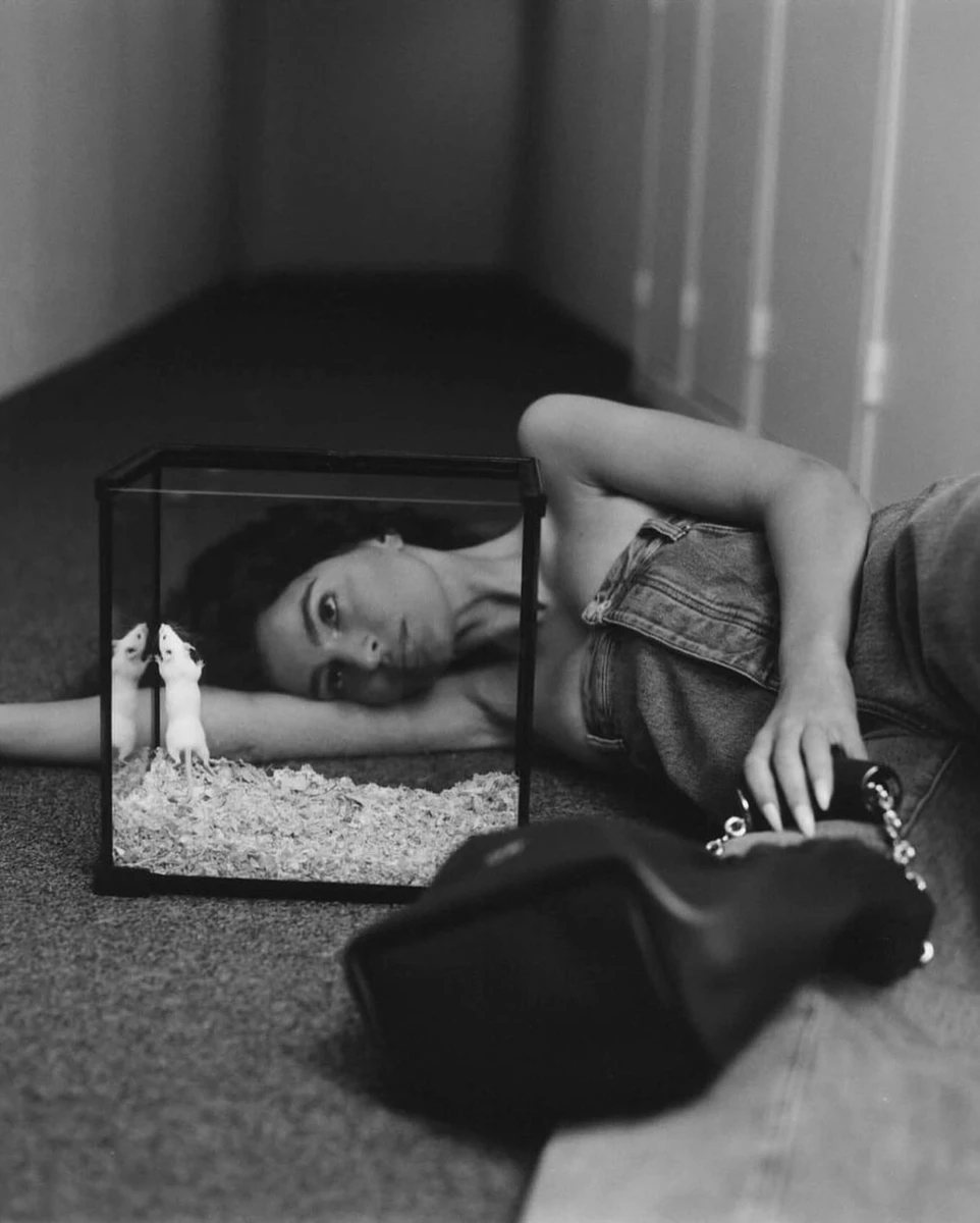 Емілі попозувала з мишею