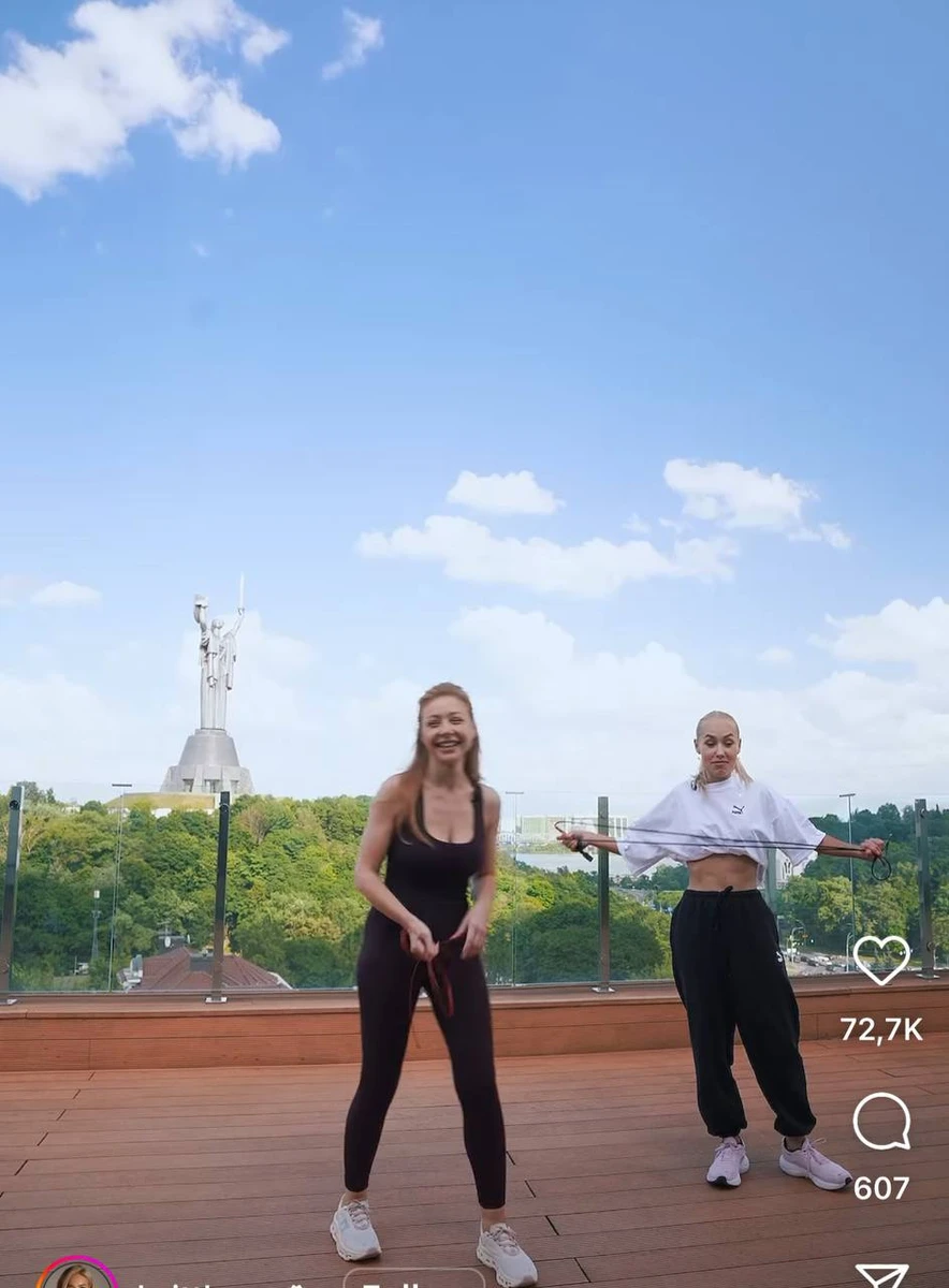 Блогерка запропонувала пострибати на скакалці 10 разів, на що Тіна відповила, що зазвичай стрибає впродовж 30 хвилин... Ви можете побачити реакцію Даші на фото