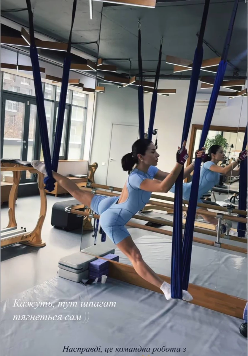 А ще співачка похизувалася шпагатом (який їй допогли дотягнути тренери)