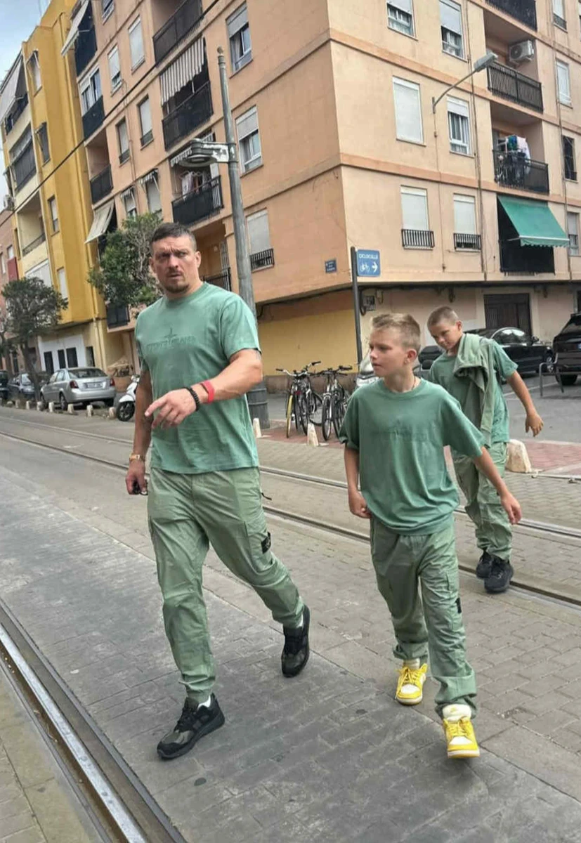Олександр Усик на прогулянці з синами