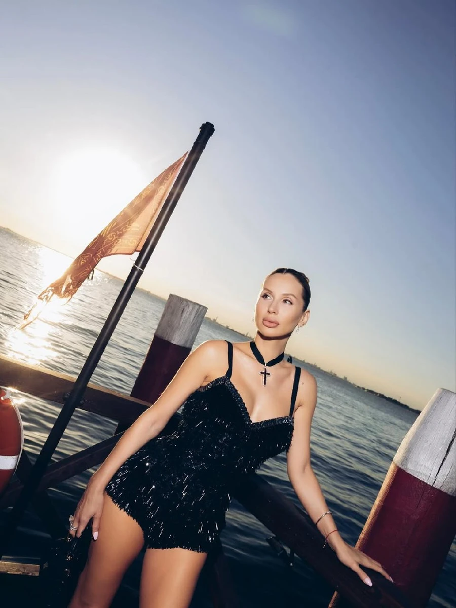 Лобода у чорному боді