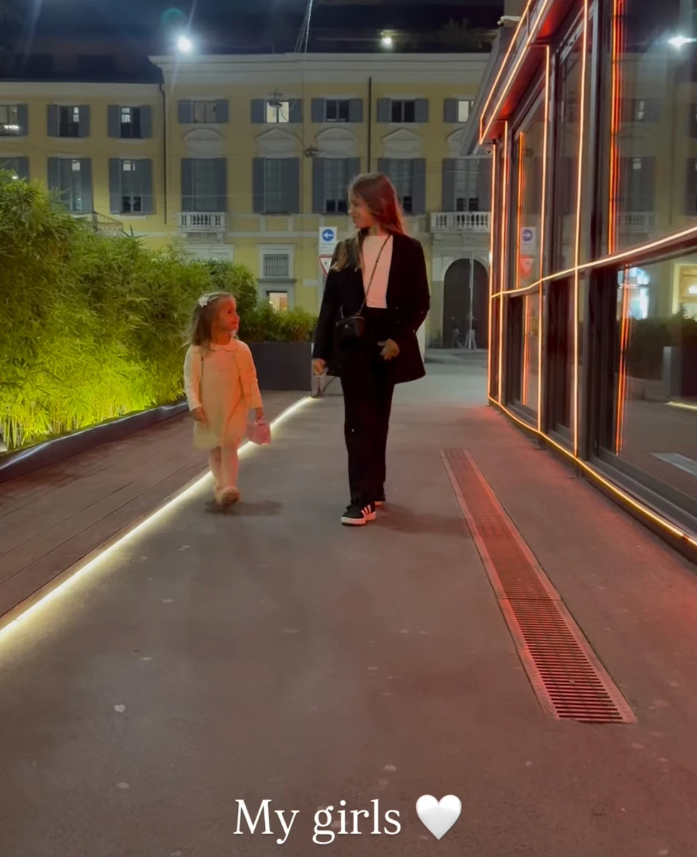 Єлизавета Юрушева зазнімкувала своїх дочок у стильних луках в Мілані