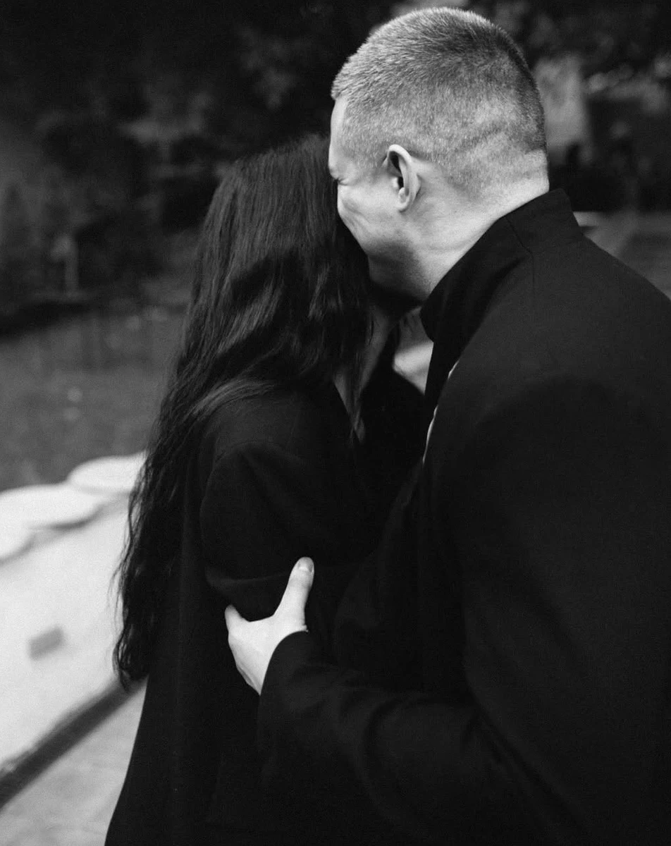 Михайло Федоров обійняв дружину для фото з нагоди річниці