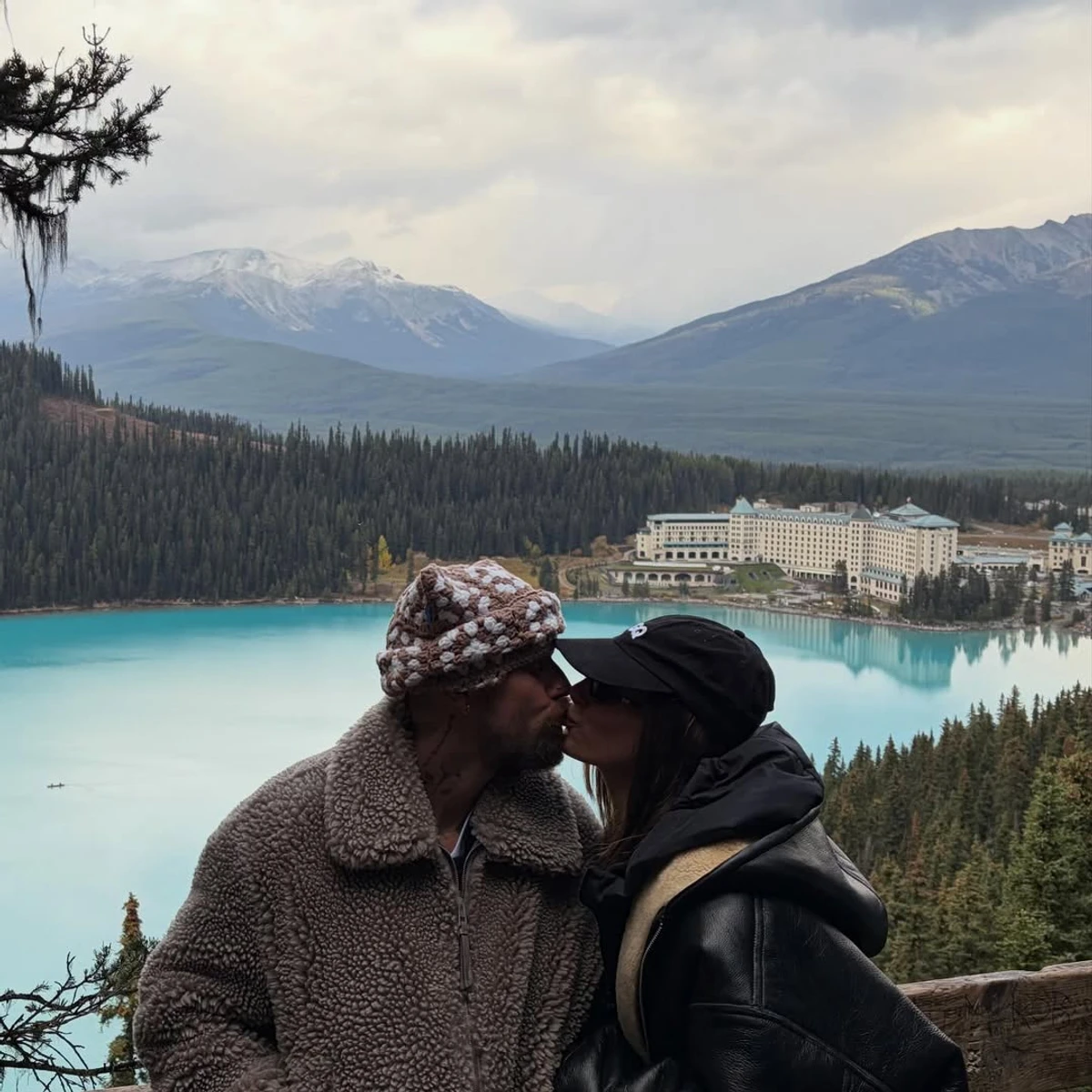 Джастін і Хейлі цілуються