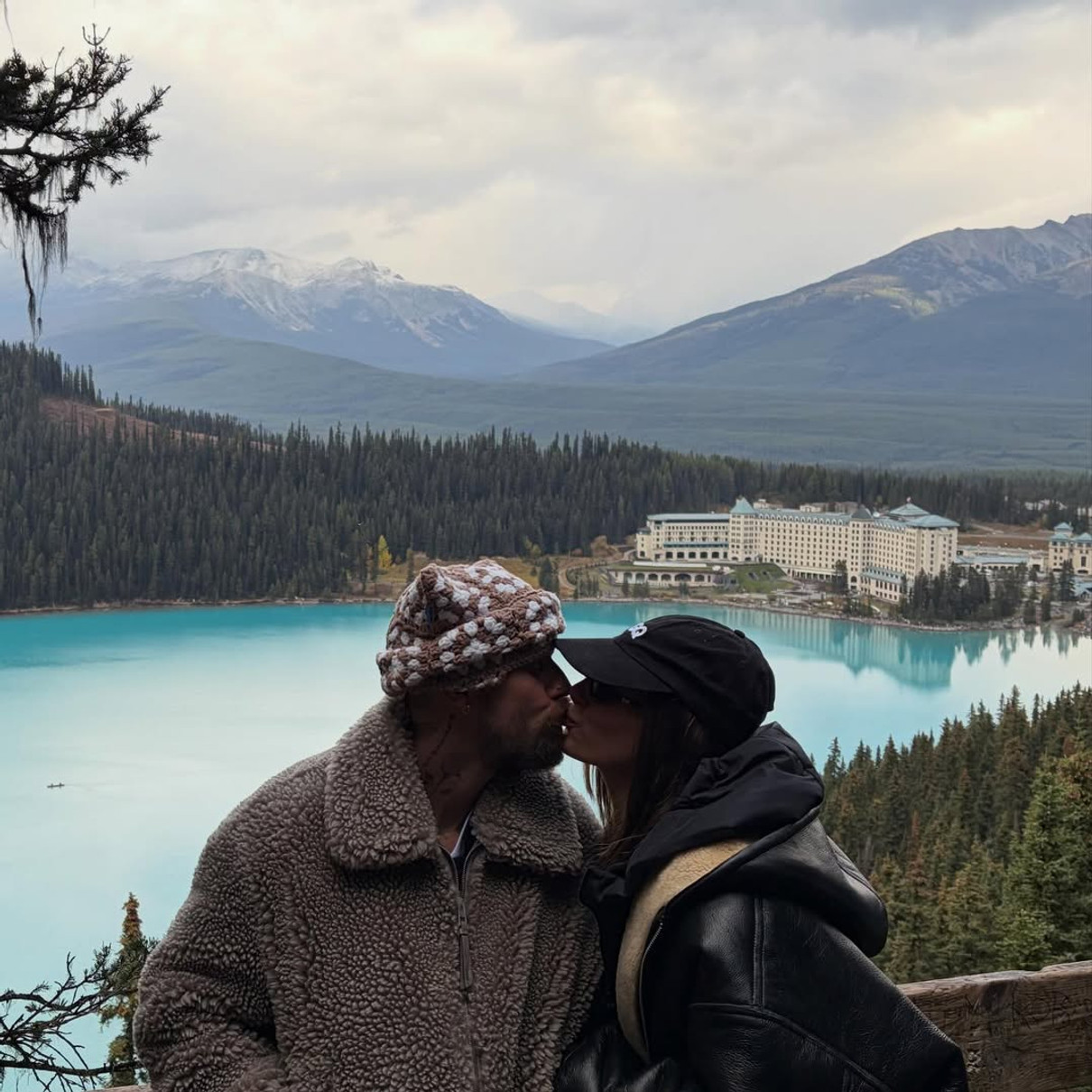 Джастін і Хейлі цілуються