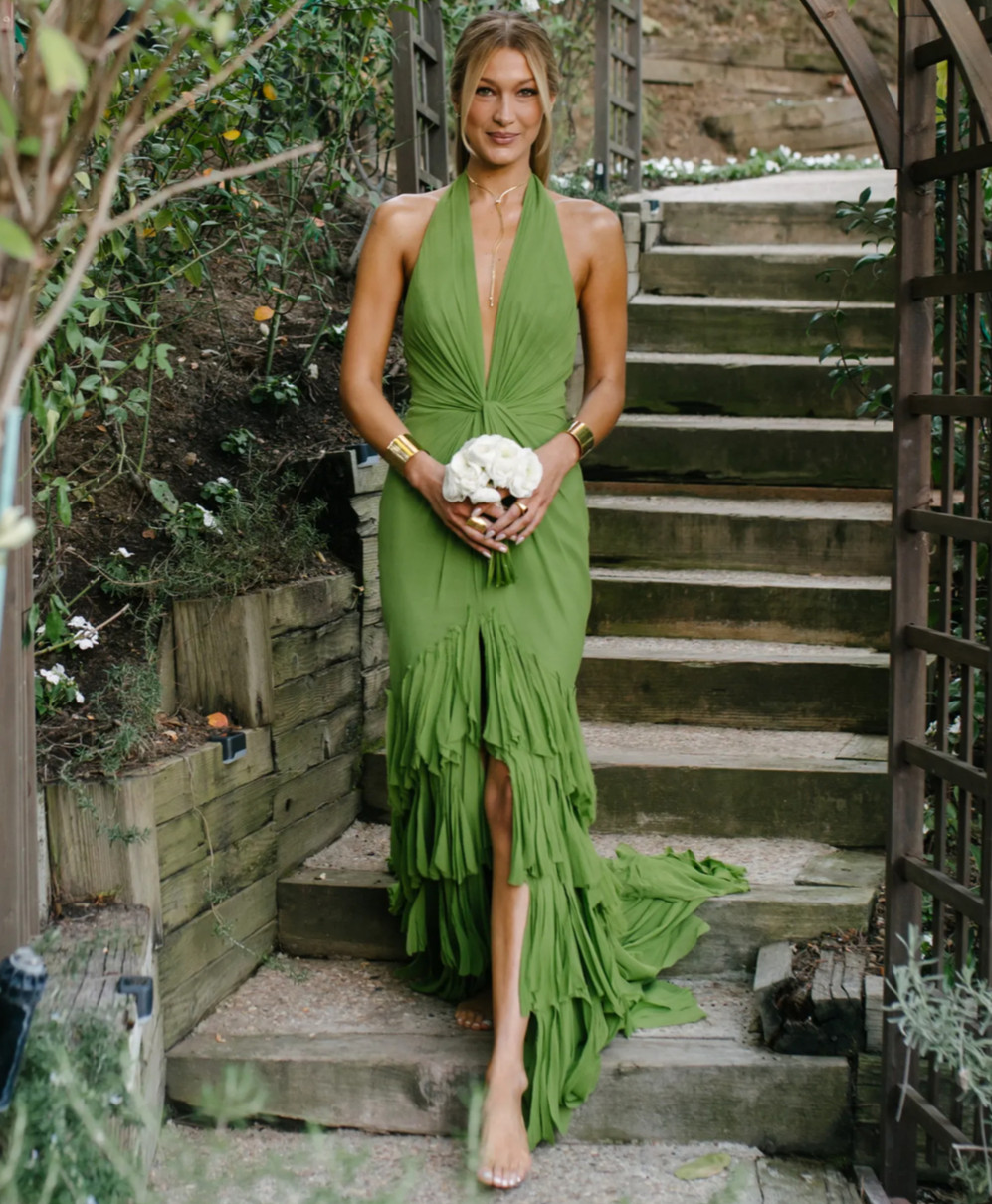 Белла Хадід у декольтованій сукні пораділа на весіллі сестри