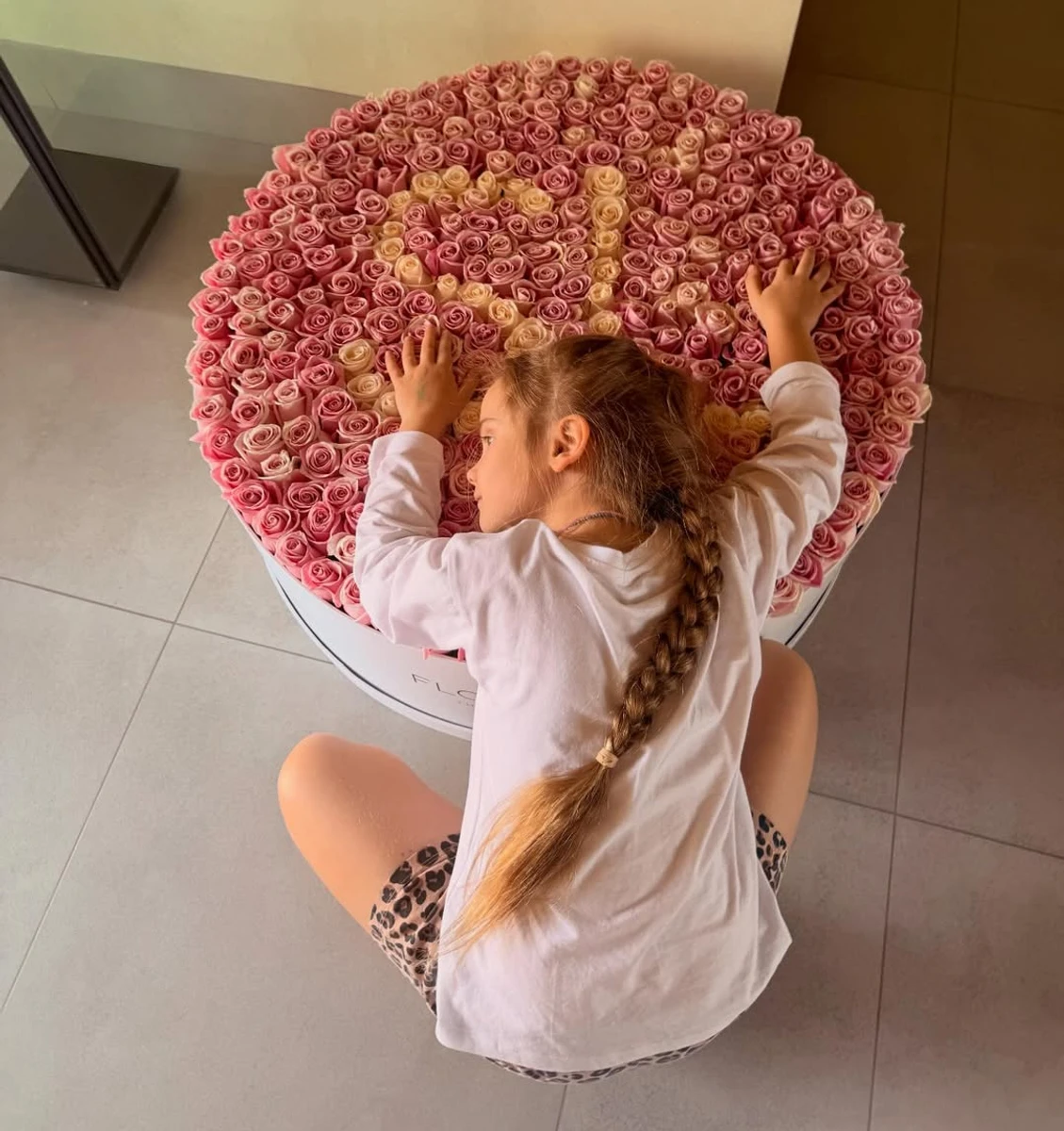 Світлана Лобода показала фото молодшої дочки з квітами