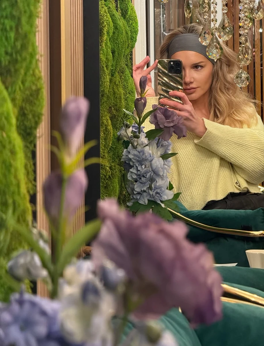 Міша Романова показала нові фото