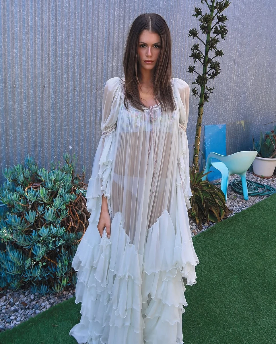 Донька Сінді Кроуфорд у прозорій сукні посвітила трусиками і ліфом