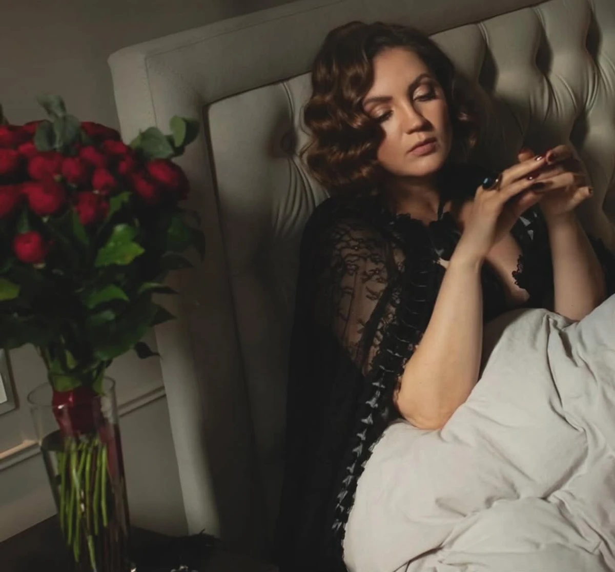 Оля Цибульська у мереживній накидці попозувала на ліжку з нагоди 40-річчя