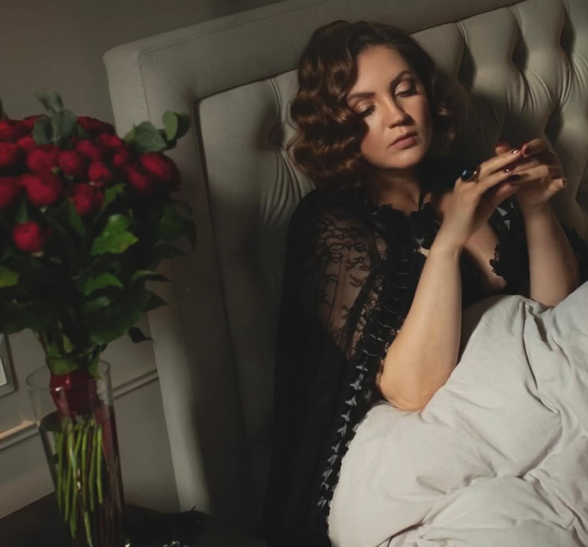 Оля Цибульська у мереживній накидці попозувала на ліжку з нагоди 40-річчя