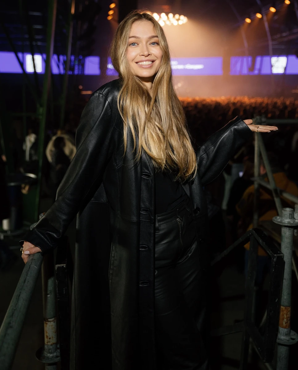 Віра Брежнєва в чорному луці на концерті Дантеса