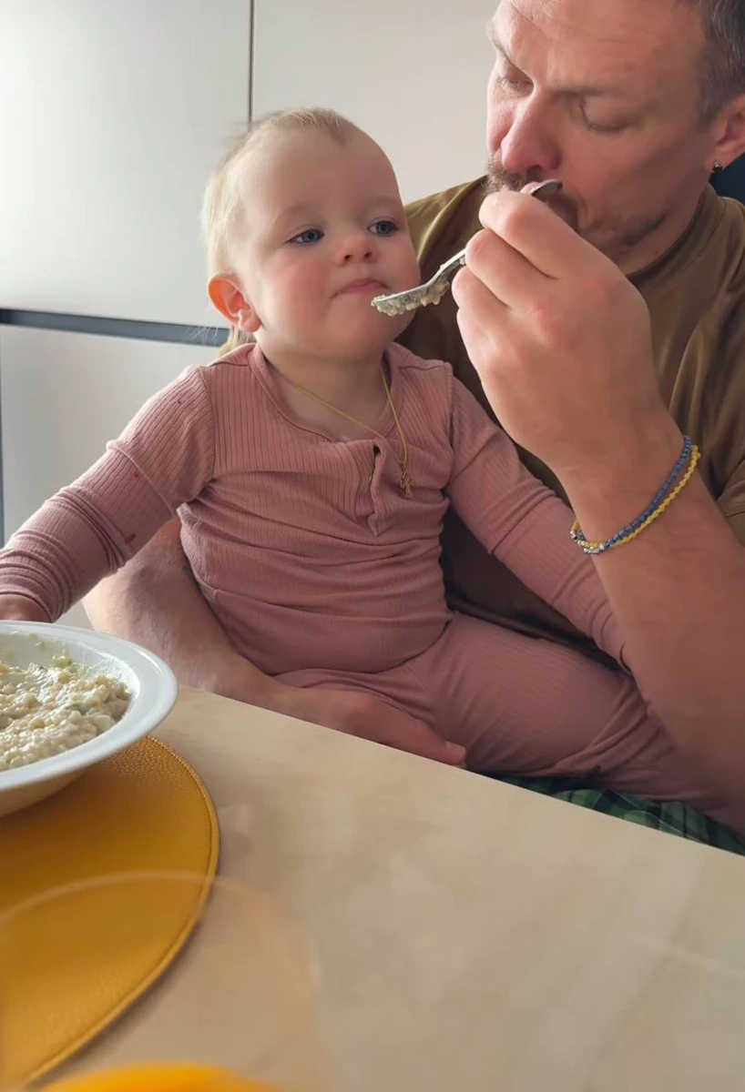 Донька Усиків за сніданком