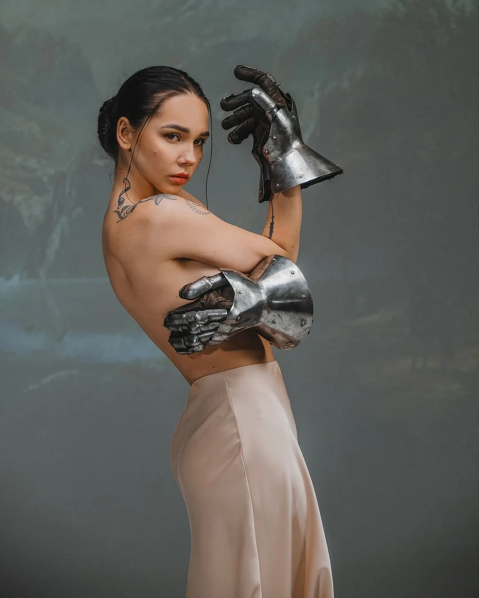 Наталія Татарінцева без бра попозувала в образі воїтельки