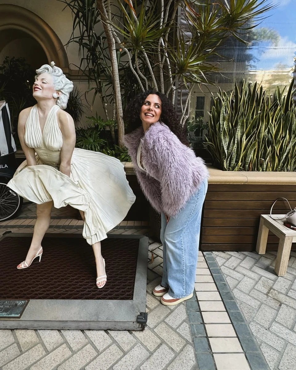 Настя Каменських попозувала біля інсталяції Мерилін Монро