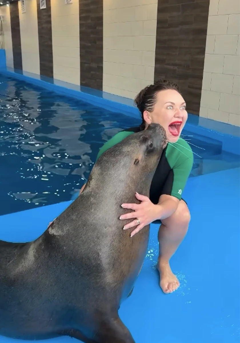 Анна Саліванчук пообіймалася з морським котиком