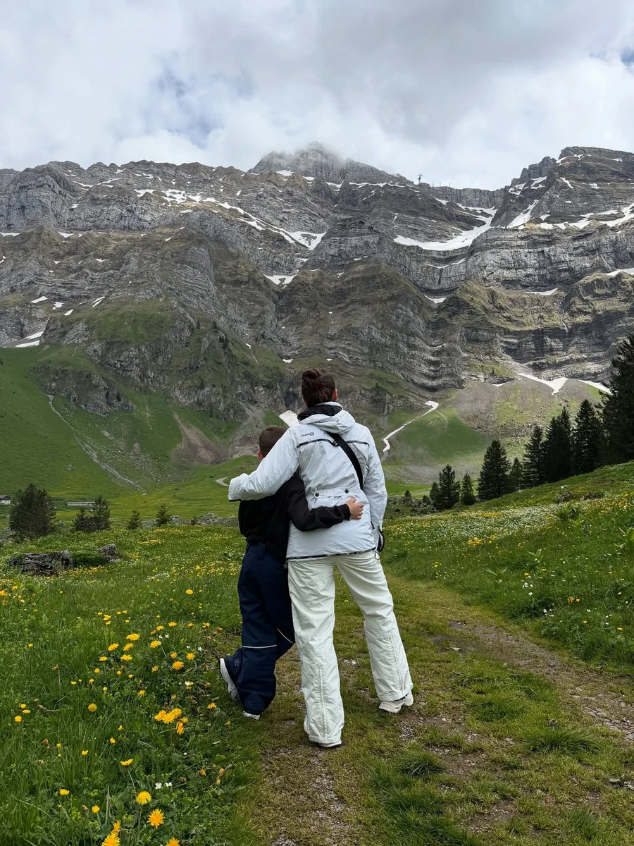 Юлія Саніна з сином попозувала в горах